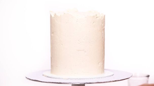 Pas à pas. Gâteau d'anniversaire glacé avec glaçage blanc crème au beurre
. - Photo, image