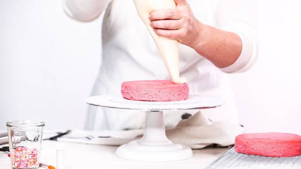 Step by step. Stacking layers together of pink birthday cake. - Foto, imagen