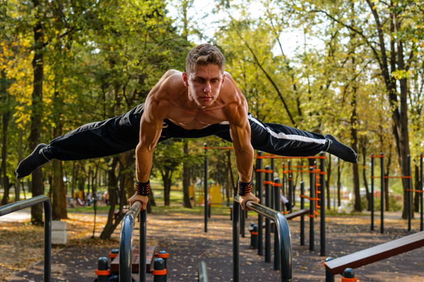 Fitness man doing stomach workout - Fotoğraf, Görsel