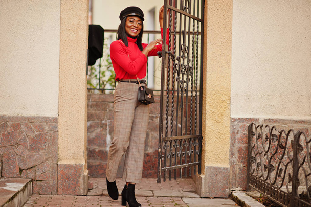 African american fashion girl in newsboy cap posed at street. - Fotó, kép