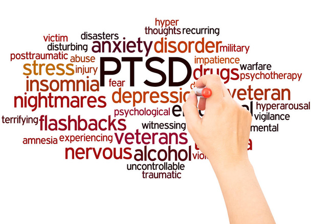 Posttraumaattinen stressihäiriö - PTSD, sana pilvi käsi kirjallisesti käsite valkoisella taustalla
. - Valokuva, kuva