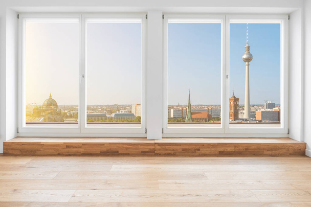 κοιτώντας τον ορίζοντα του Βερολίνου μέσα από παράθυρα βεράντα μέσα σε μοντέρνο ρετιρέ δωμάτιο διαμέρισμα   - Φωτογραφία, εικόνα