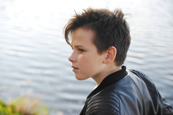 хлопчик 11 років на тлі водного профілю
 - Фото, зображення