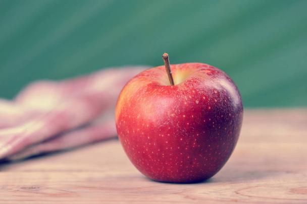 red juicy apple on wooden background close-up - Fotoğraf, Görsel