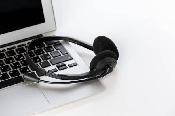 headset and computer laptop, call center support - Foto, imagen