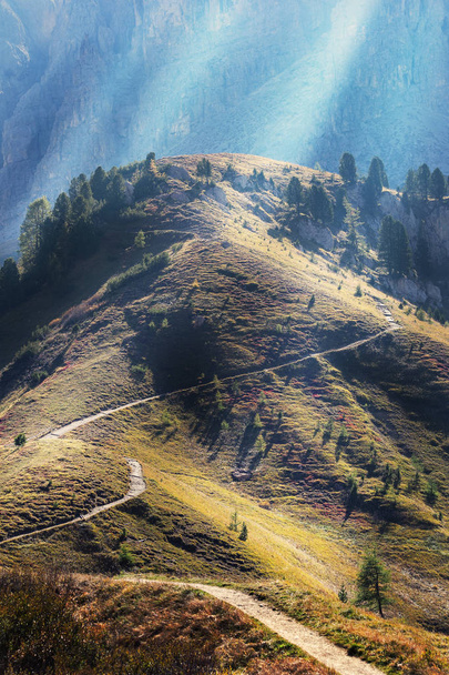 Przełęcz Gardena łączy Selva Val Gardena na stronie zachodniej z Corvara in Val Badia, Dolomity, Włochy. - Zdjęcie, obraz
