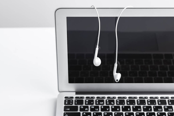 Music concept - Headphones over laptop - Foto, afbeelding