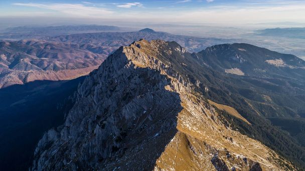 горный пейзаж в горах Пьятра Крайулуй, Румыния. Вид с воздуха
 - Фото, изображение