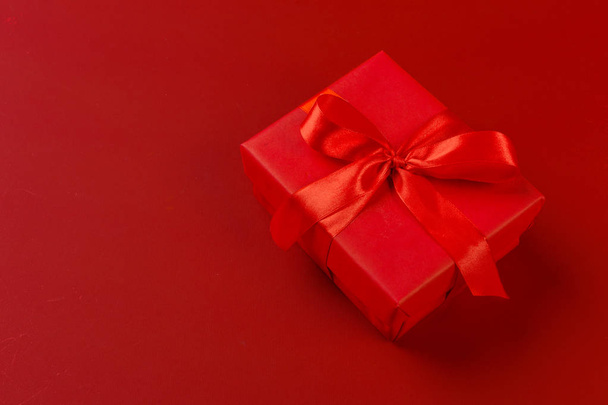 gift box on color background - Foto, afbeelding