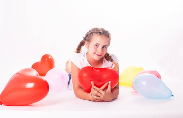 дівчина з повітряними кулями в фотостудії, щаслива дитина з повітряними кулями
 - Фото, зображення
