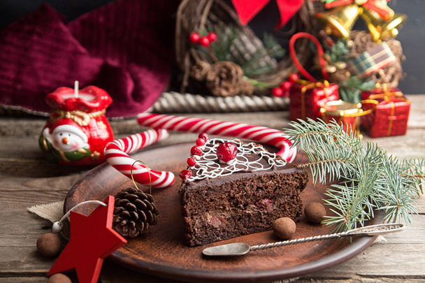 Slice of sweet chocolate cake for Christmas Eve. Christmas decoration. - Zdjęcie, obraz