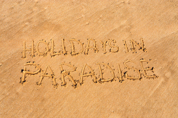 Wakacje w raju, napisany na piasku. Koncepcja tropikalne wakacje - Zdjęcie, obraz