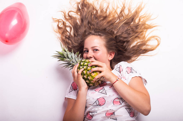 lány, ananász, fehér háttér - Fotó, kép