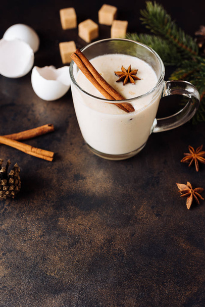 Hagyományos karácsonyi ital eggnog csillag ánizs, fahéj, reszelt szerecsendió, egy üveg bögre a fém tálcák. Gingerbreads, a tojás és a fenyő fa dekoráció - Fotó, kép