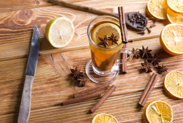 Hot Christmas tea with spices on wood. - Valokuva, kuva