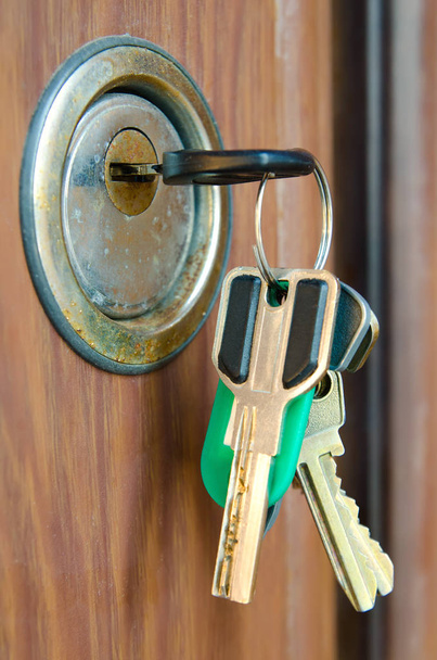 vecchia chiave in porta buco della serratura
 - Foto, immagini