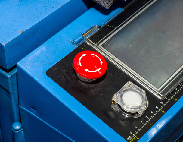 Rode stop knoppen op de productiemachine - Foto, afbeelding