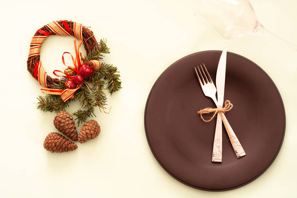 Schwarze Teller und Vintage-Besteck mit Weihnachtsdekoration auf weißem Hintergrund - Foto, Bild