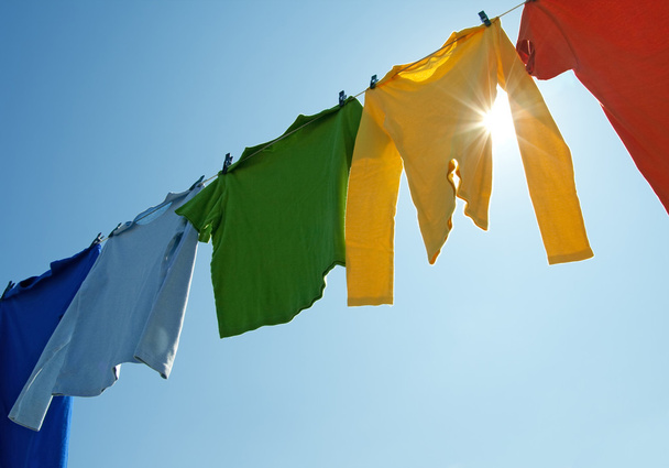 Bunte Kleidung an der Wäscheleine und Sonnenschein - Foto, Bild