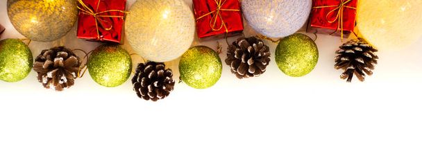 Arrangement de Noël avec brindilles de pin, cônes et noeud de ruban de soie rouge
 - Photo, image