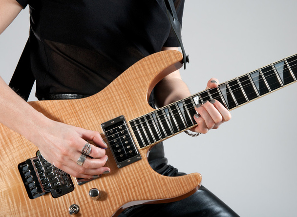 Female guitarist playing electric guitar - Foto, immagini