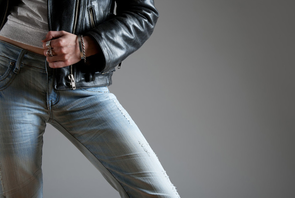 kot pantolon ve siyah deri - Fotoğraf, Görsel
