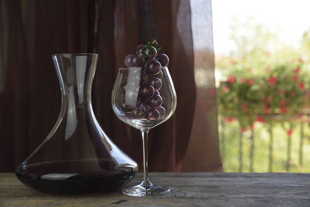Italské červené víno uvnitř karafu a pohár s dekorací. Přírodní pozadí - Fotografie, Obrázek