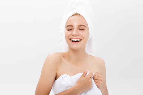 Bella donna in un asciugamano bianco su una testa isolata su bianco
 - Foto, immagini