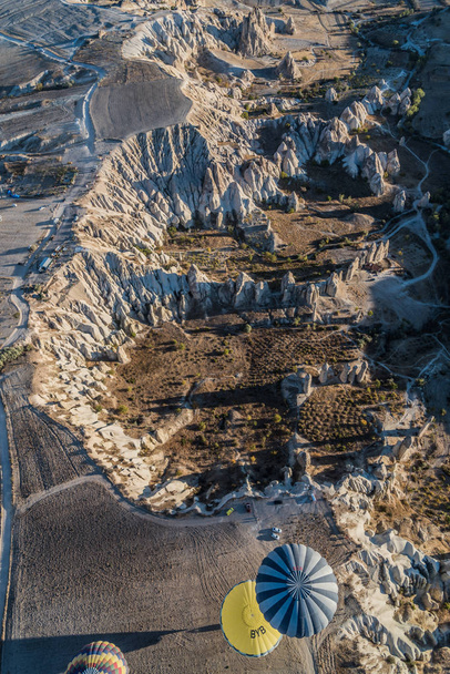 Ptaka unikalny krajobraz doliny miłości w regionie Kapadocja, Turcja z balonów na ogrzane powietrze - Zdjęcie, obraz