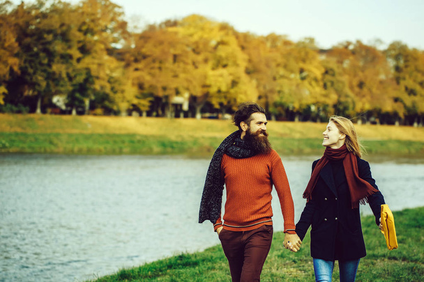 Young couple in autumn park - Fotoğraf, Görsel