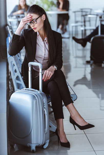 wyczerpania interesu siedząc w poczekalni pasażerów na lotnisku - Zdjęcie, obraz