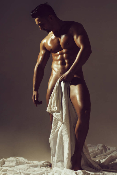 Handsome nude muscular sexy bodybuilder - Foto, afbeelding