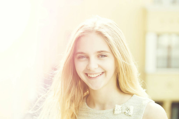 Onnellinen kaunis tyttö hymyilee aurinkoinen, kesäpäivä kaupungissa
 - Valokuva, kuva