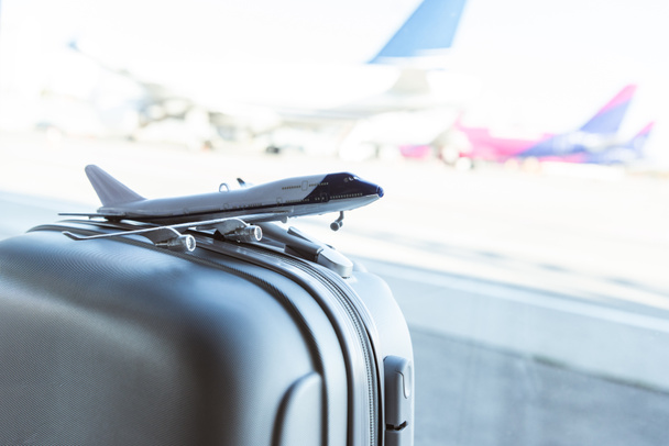 küçük uçak modeli gri bavul Havaalanı üzerinde Kapat - Fotoğraf, Görsel