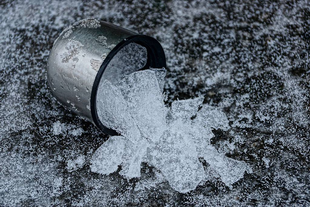 Vidro de ferro invertido com gelo branco e neve
 - Foto, Imagem