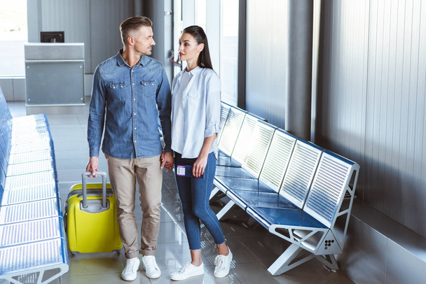 Homme et femme se regardant avant le voyage à l'aéroport
 - Photo, image