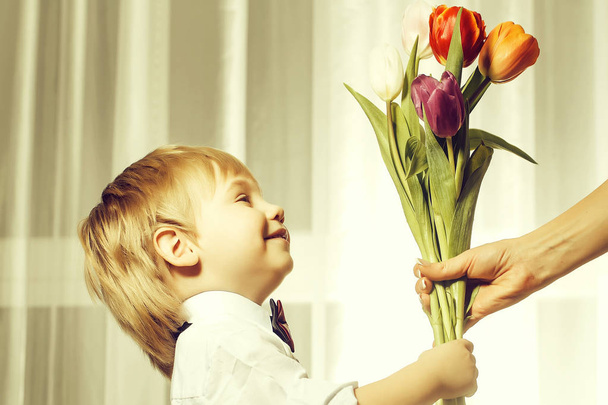 jongen met tulpen - Foto, afbeelding