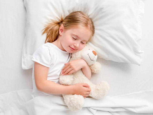 little girl sleeping in white bed - Zdjęcie, obraz