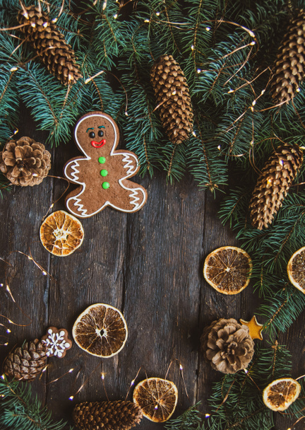 Gingerbread men laying on wood background. Christmas or New Year composition. copy space. Christmas or New Year composition. Christmas card - Fotografie, Obrázek