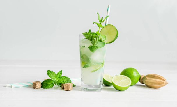 Non-alcoholic cocktail mojito with ingredients for its preparation - Foto, immagini