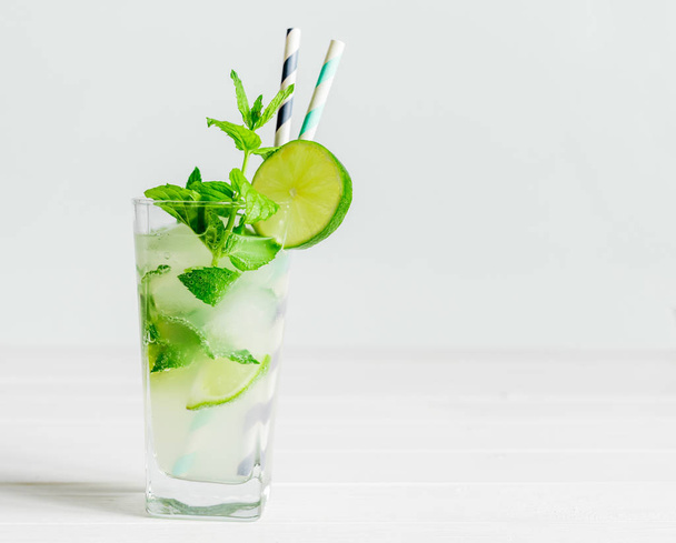 Non-alcoholic cocktail mojito with ingredients for its preparation - Valokuva, kuva