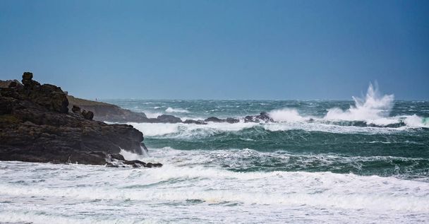 Dramático mar tormentoso con grandes olas estrellándose contra las rocas
 - Foto, imagen