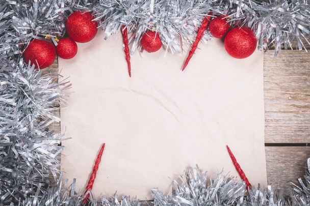 Happy Christmas Konzept mit grauer Dekoration auf altem Holzbrett und Schreibfläche auf Papier - Foto, Bild