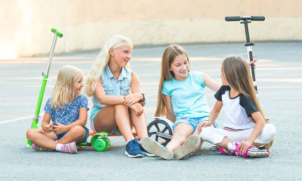 Little girls talk sitting on the ground - Φωτογραφία, εικόνα