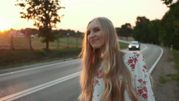 Jeune femme auto-stop sur route de campagne
. - Séquence, vidéo