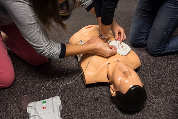EHBO opleiding. Defibrillator Cpr praktijk - Foto, afbeelding
