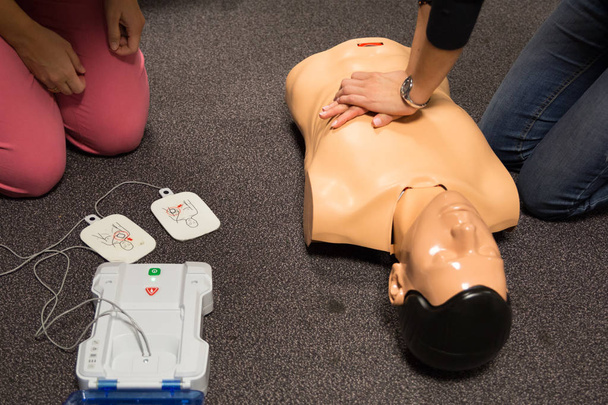 Formazione di primo soccorso. Defibrillatore CPR Pratica
 - Foto, immagini