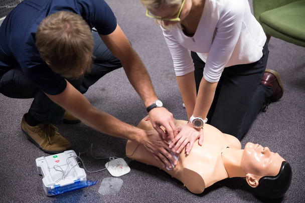 Eerste hulp cardiopulmonale reanimatie cursus met behulp van geautomatiseerde externe defibrillator, AED. - Foto, afbeelding