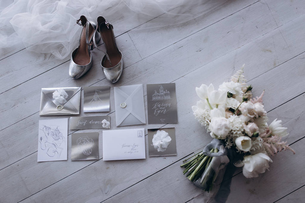 Γάμου Πρόσκληση κάρτες έγγραφα τοποθέτηση σε τραπέζι στολίζουν με φύλλα - Φωτογραφία, εικόνα