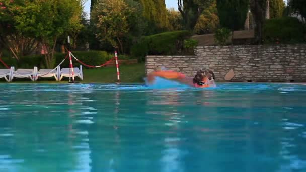 Young man swimming in pool. - Video, Çekim